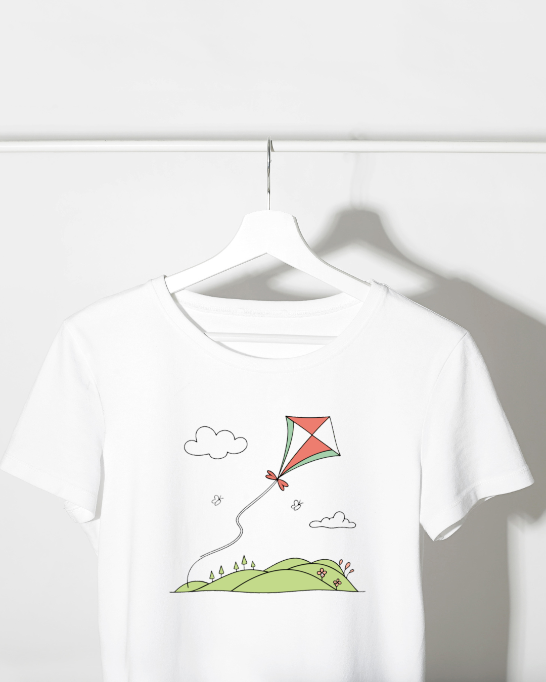 T-shirt avec cerf-volant joyeux stylisé, thème nature, idéal pour une touche ludique