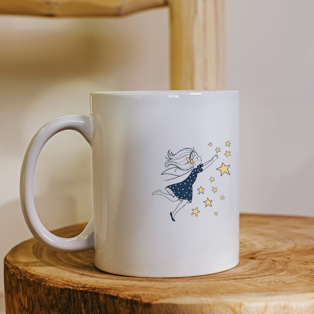 Mug artistique avec fée rêveuse capturant des étoiles dans un style doux et féerique