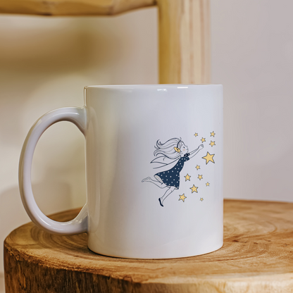 Mug artistique avec fée rêveuse capturant des étoiles dans un style doux et féerique