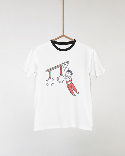T-shirt avec garçon amusant suspendu à des anneaux en style vectoriel épuré