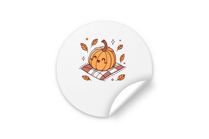 Sticker avec une citrouille kawaii heureuse en automne sur un fond cosy