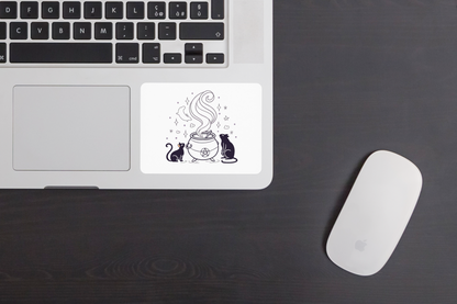 Sticker avec chats mystérieux curieux autour d’un chaudron thème sorcellerie
