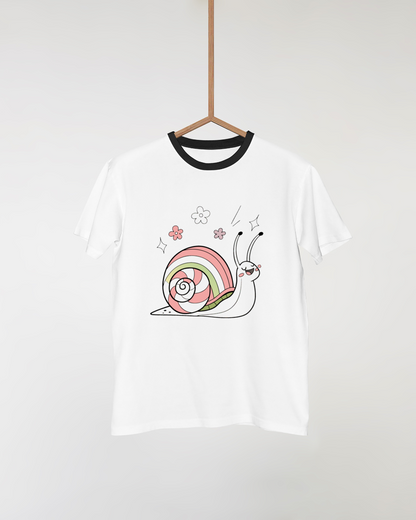 T-shirt illustré, escargot joyeux en couleurs pastel, ambiance printanière douce