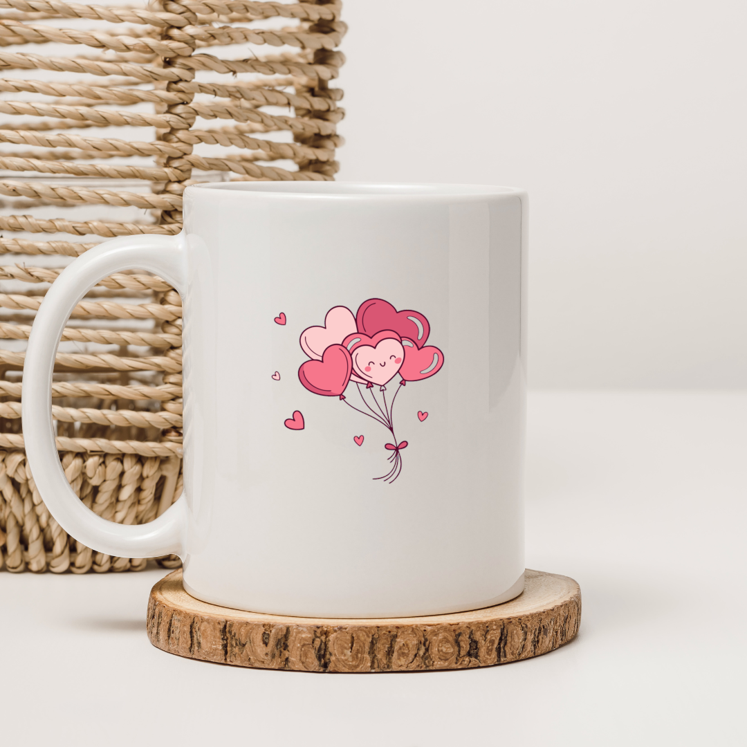 Design de ballons cœur sur tasse personnalisée.
