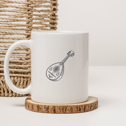 Mug avec une mandoline bohème sur fond clair, style élégant et musical