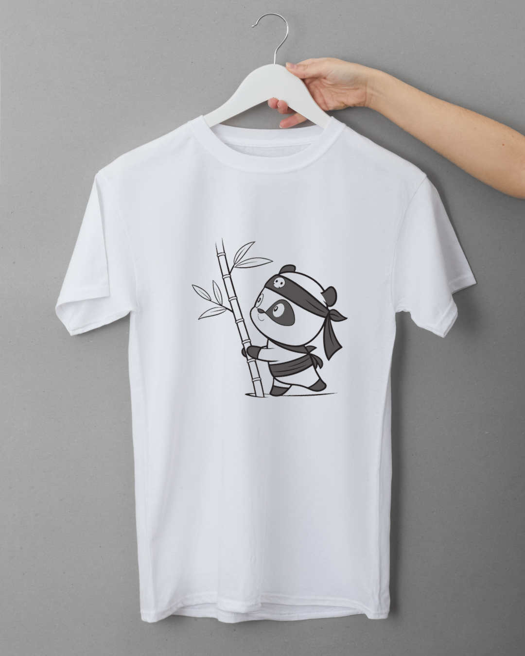T-shirt avec panda ninja monochrome et bambou pour une aventure stylisée