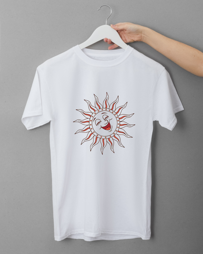 T-shirt avec design de soleil rieur, ambiance estivale et style décontracté
