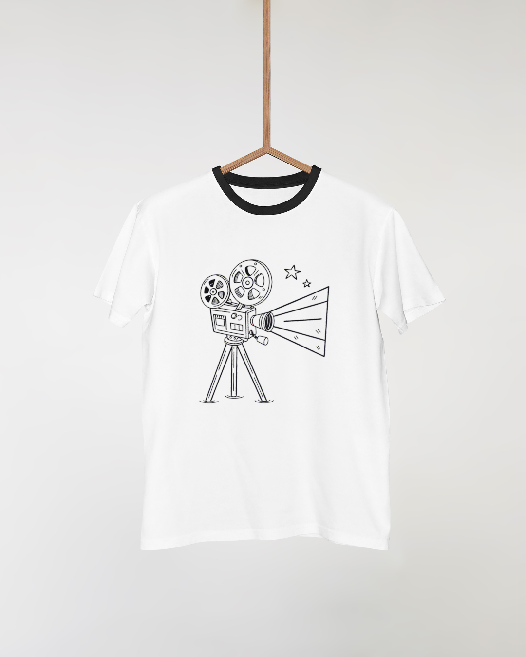 Design de projecteur rétro sur t-shirt, parfait pour les amateurs de cinéma vintage