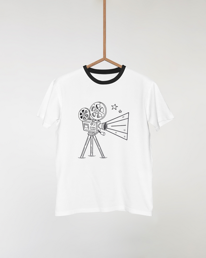 Design de projecteur rétro sur t-shirt, parfait pour les amateurs de cinéma vintage