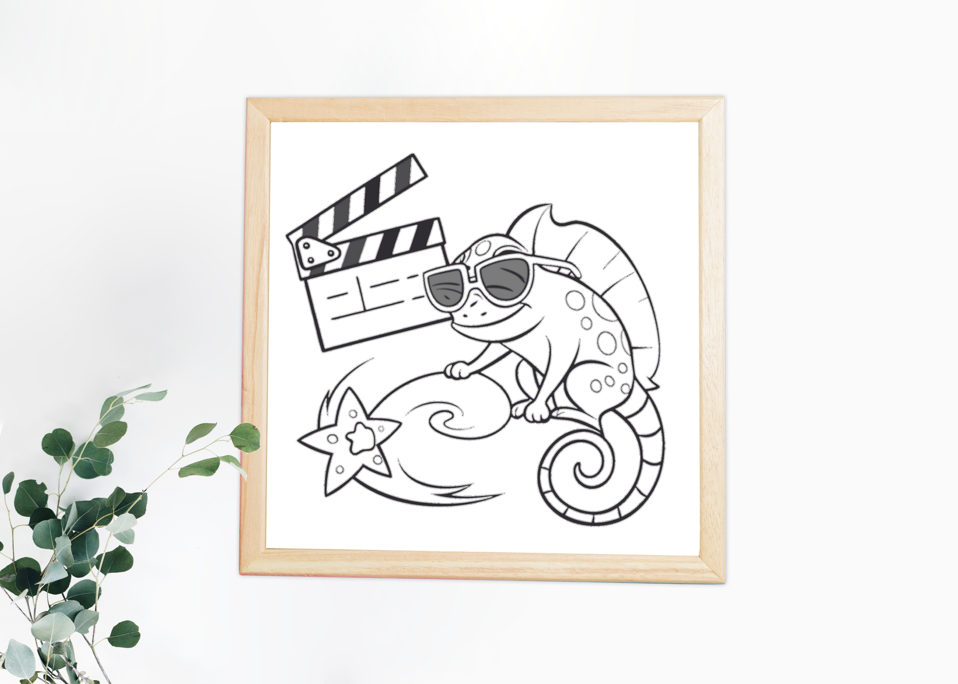 Cadre avec caméléon stylisé et clap de cinéma fantaisie pour décor cinématographique