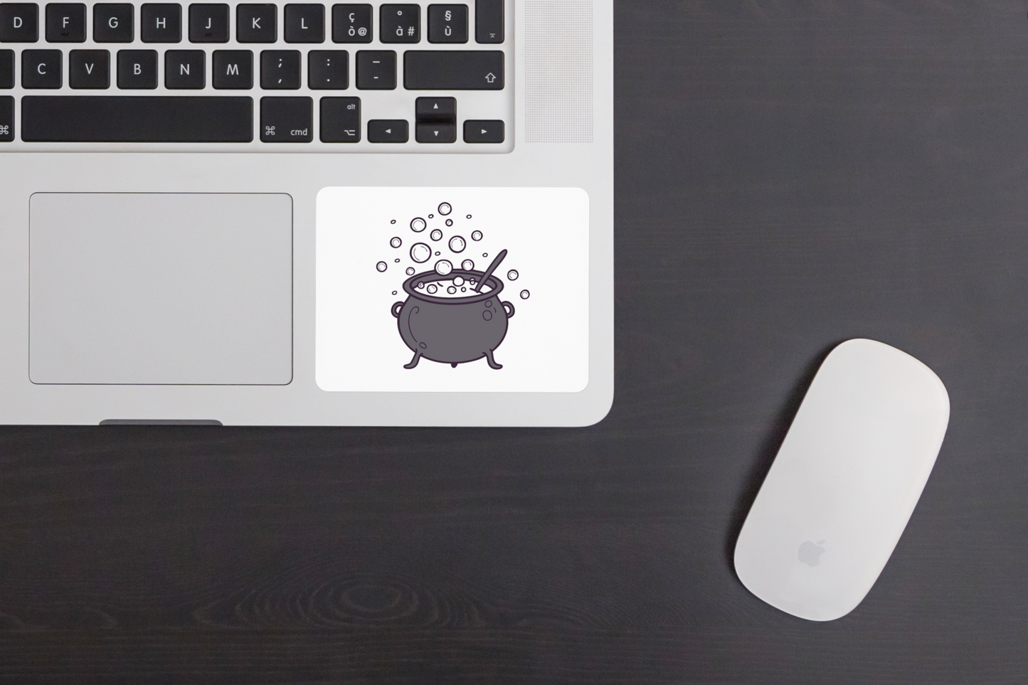 Sticker avec un chaudron magique sur fond mystique pour ambiance Halloween