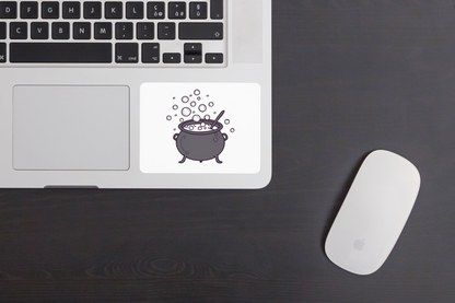Sticker avec un chaudron magique sur fond mystique pour ambiance Halloween