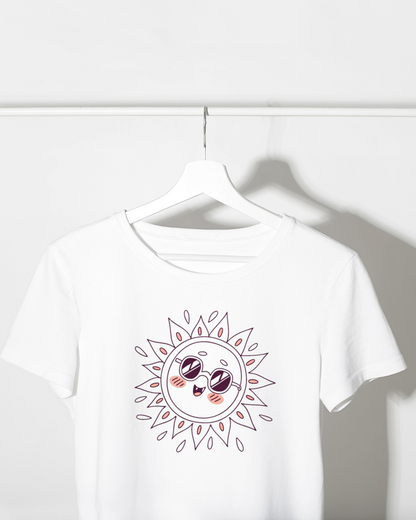 T-shirt avec un soleil joyeux portant des lunettes, design flat éclat d'été