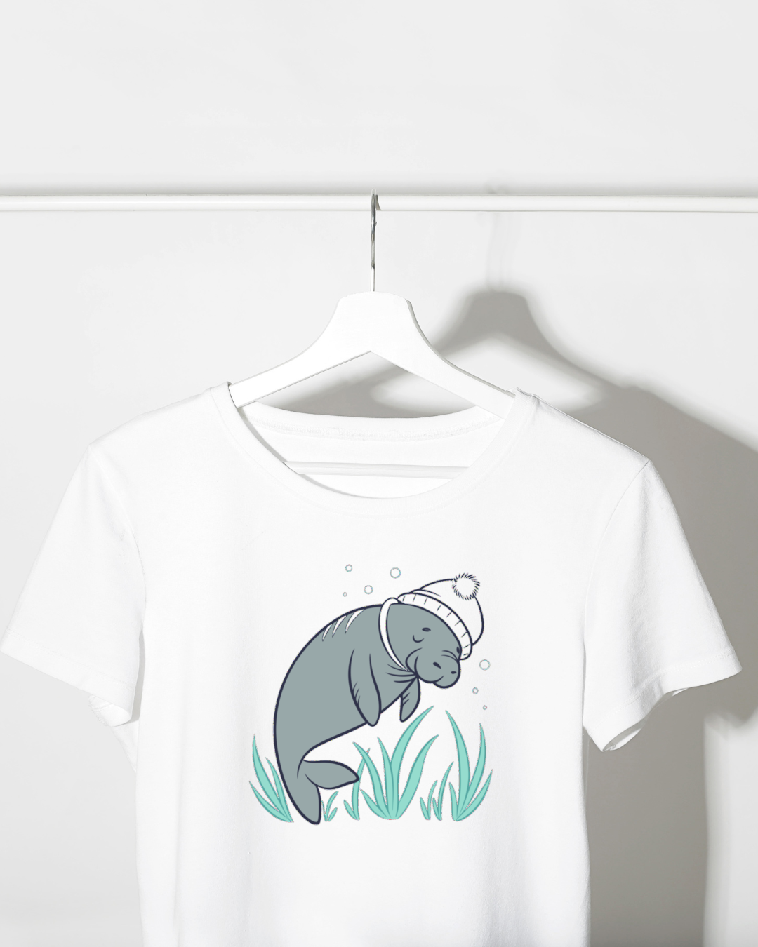 T-shirt en coton avec motif marin paisible montrant un lamentin endormi