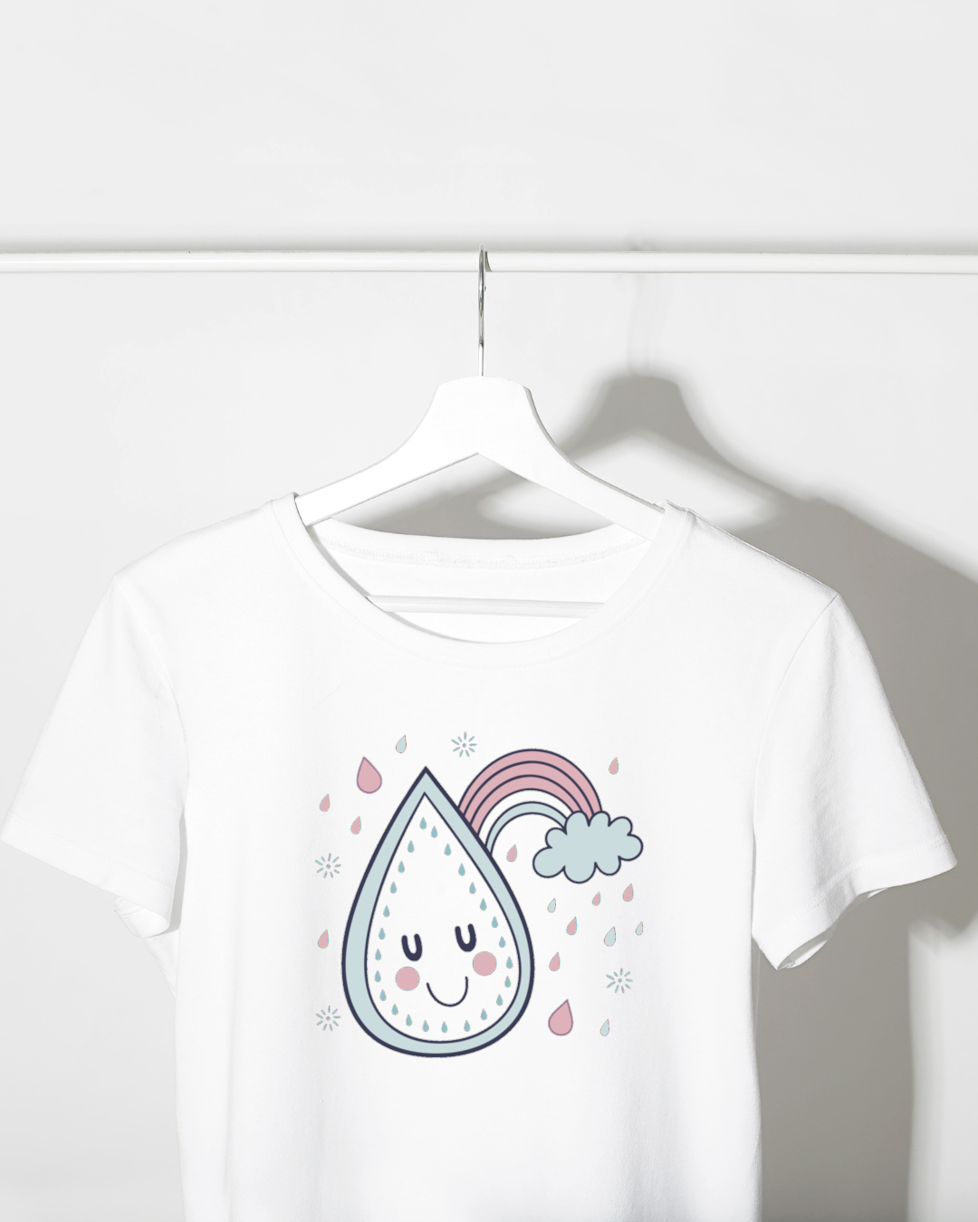 T-shirt avec une goutte joyeuse et arc-en-ciel pastel sur fond blanc