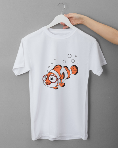 T-shirt marine avec un poisson-clown curieux dans un style d'aventure playful