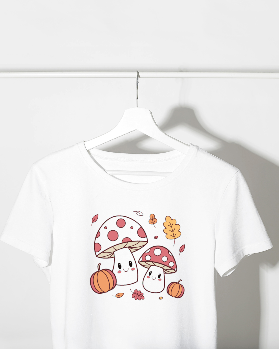 T-shirt amusant avec des champignons kawaii dans un cadre automnal chaleureux et joyeux