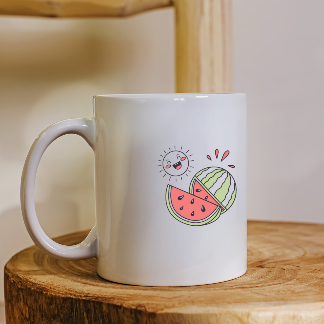 Mug avec un motif estival coloré featuring un soleil souriant et une pastèque éclatée