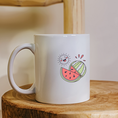 Mug avec un motif estival coloré featuring un soleil souriant et une pastèque éclatée