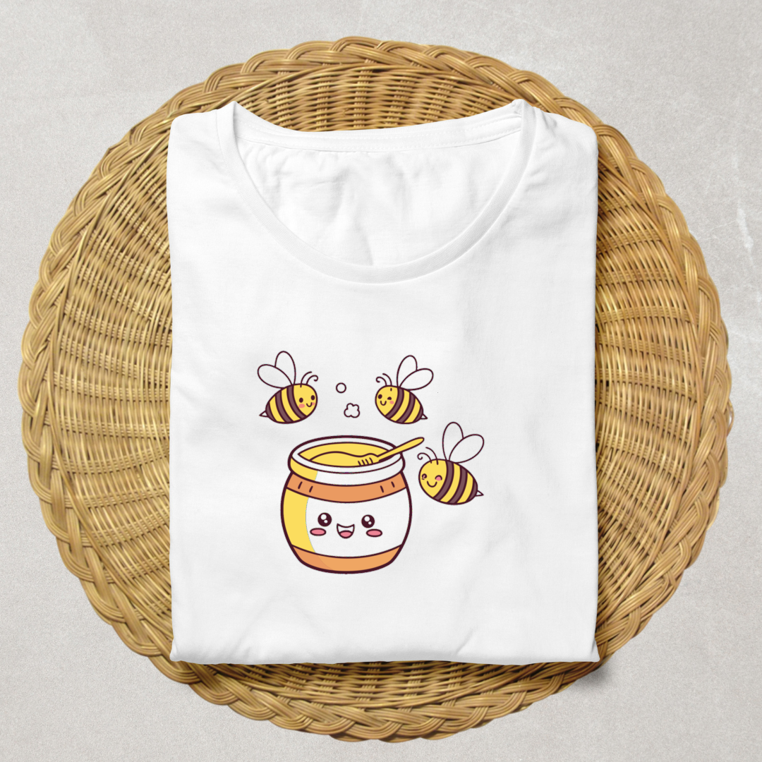 T-shirt avec des abeilles joyeuses dans un style kawaii autour d'un pot de miel