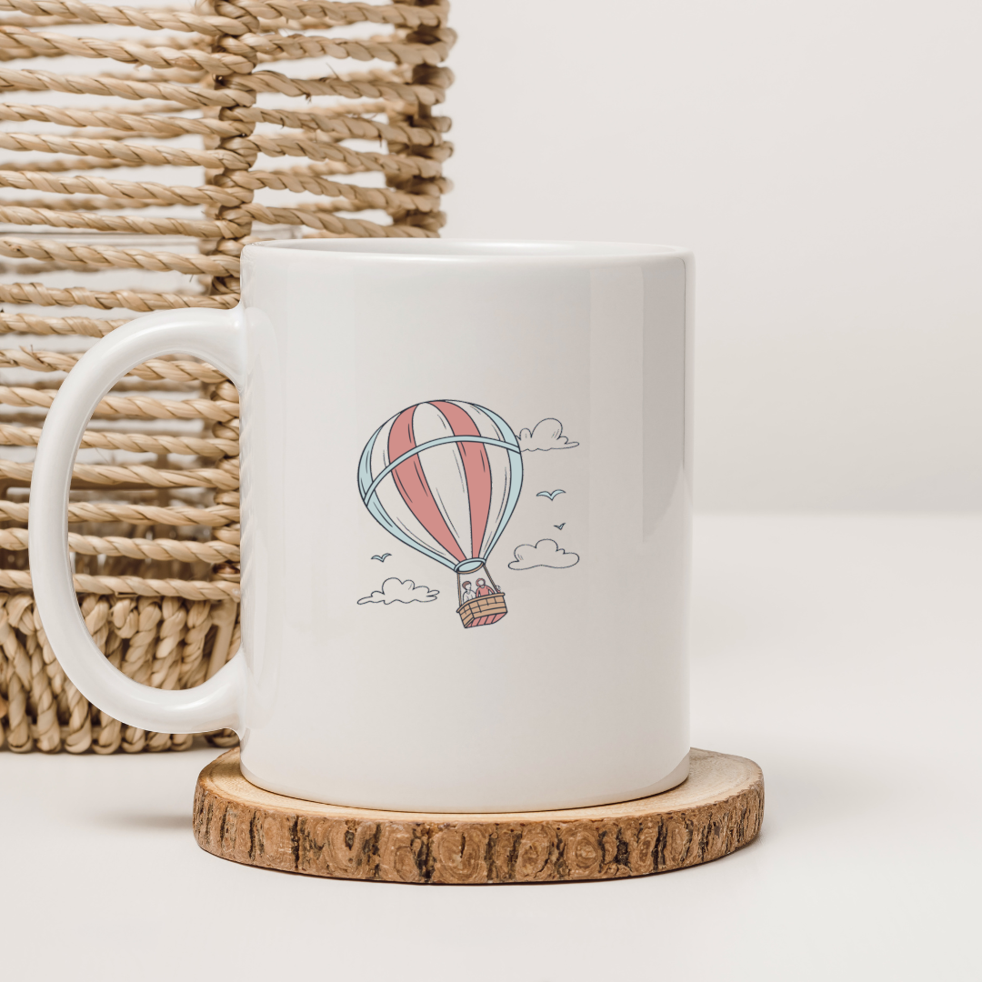 Mug décoré d'une montgolfière en style minimaliste évoquant une aventure aérienne