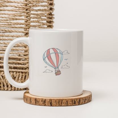 Mug décoré d'une montgolfière en style minimaliste évoquant une aventure aérienne