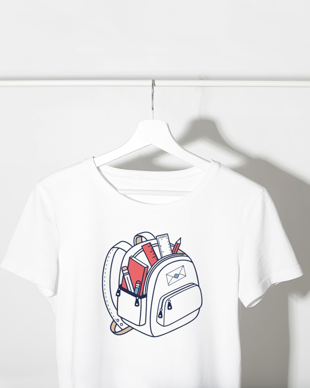 T-shirt avec cartable créatif rempli de fournitures style pastel éducatif