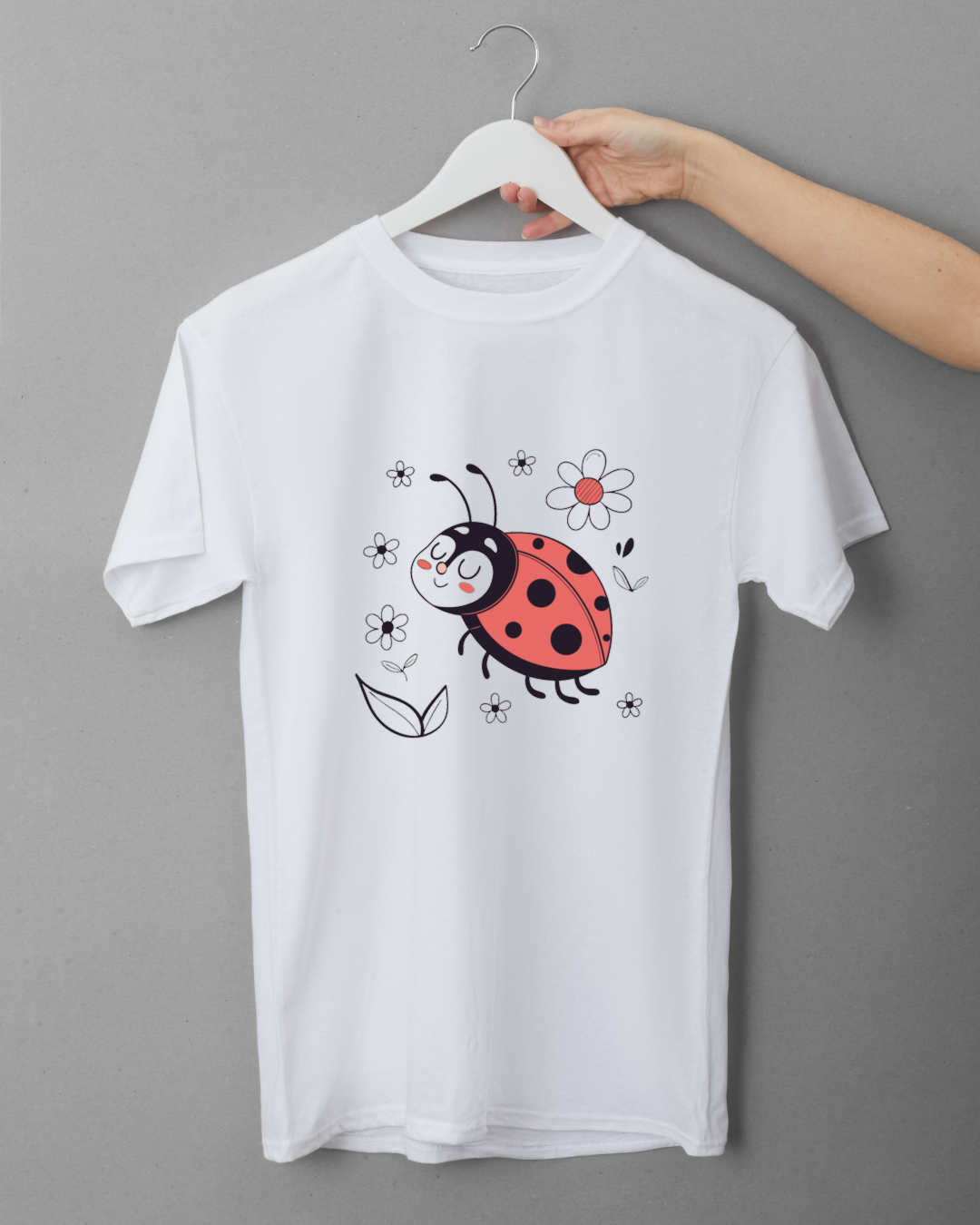 T-shirt avec coccinelle souriante, style fleuri élégant et moderne