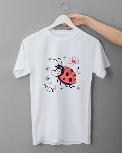 T-shirt avec coccinelle souriante, style fleuri élégant et moderne