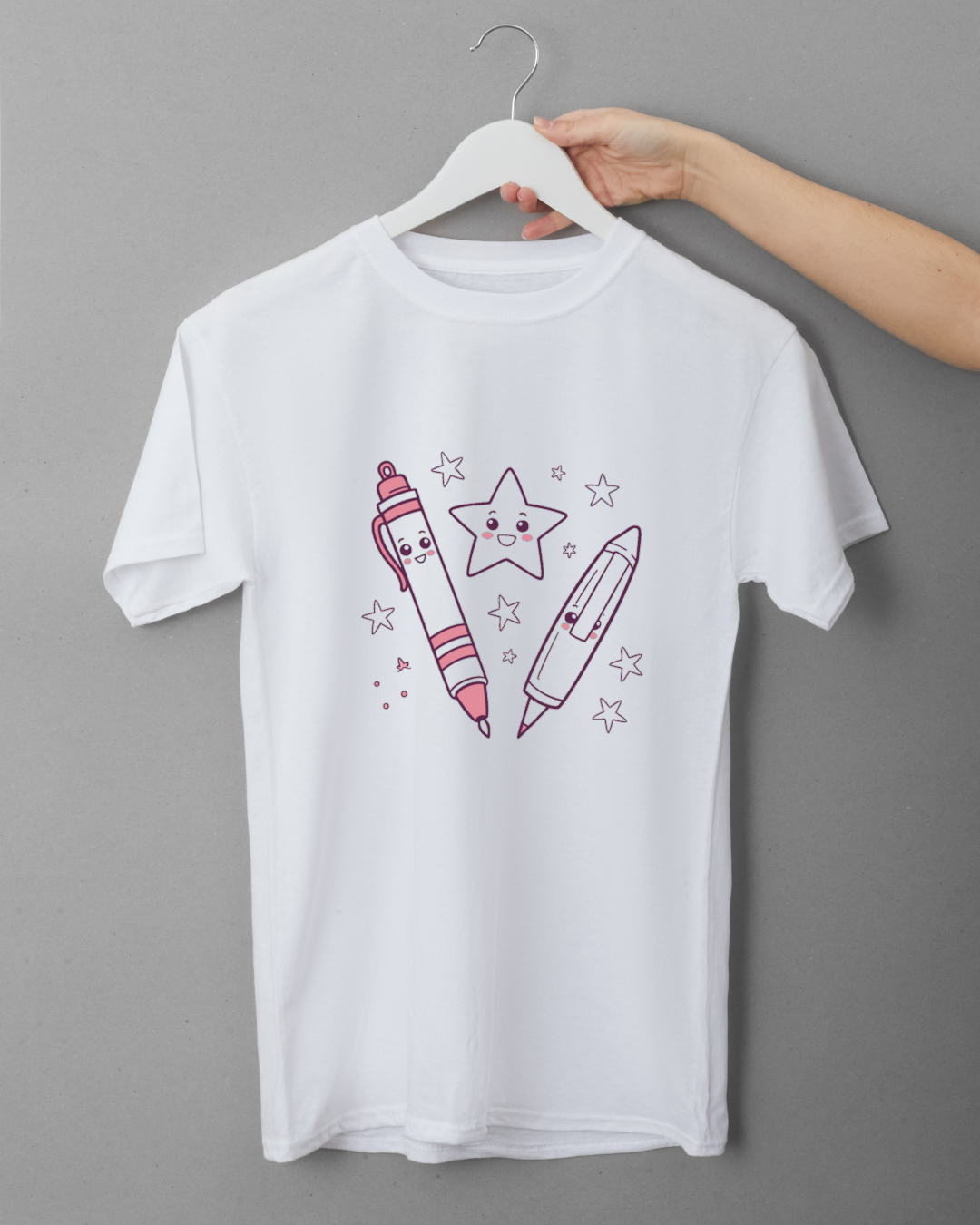 T-shirt avec motif éducatif joyeux stylisé en étoile et stylos