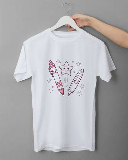 T-shirt avec motif éducatif joyeux stylisé en étoile et stylos