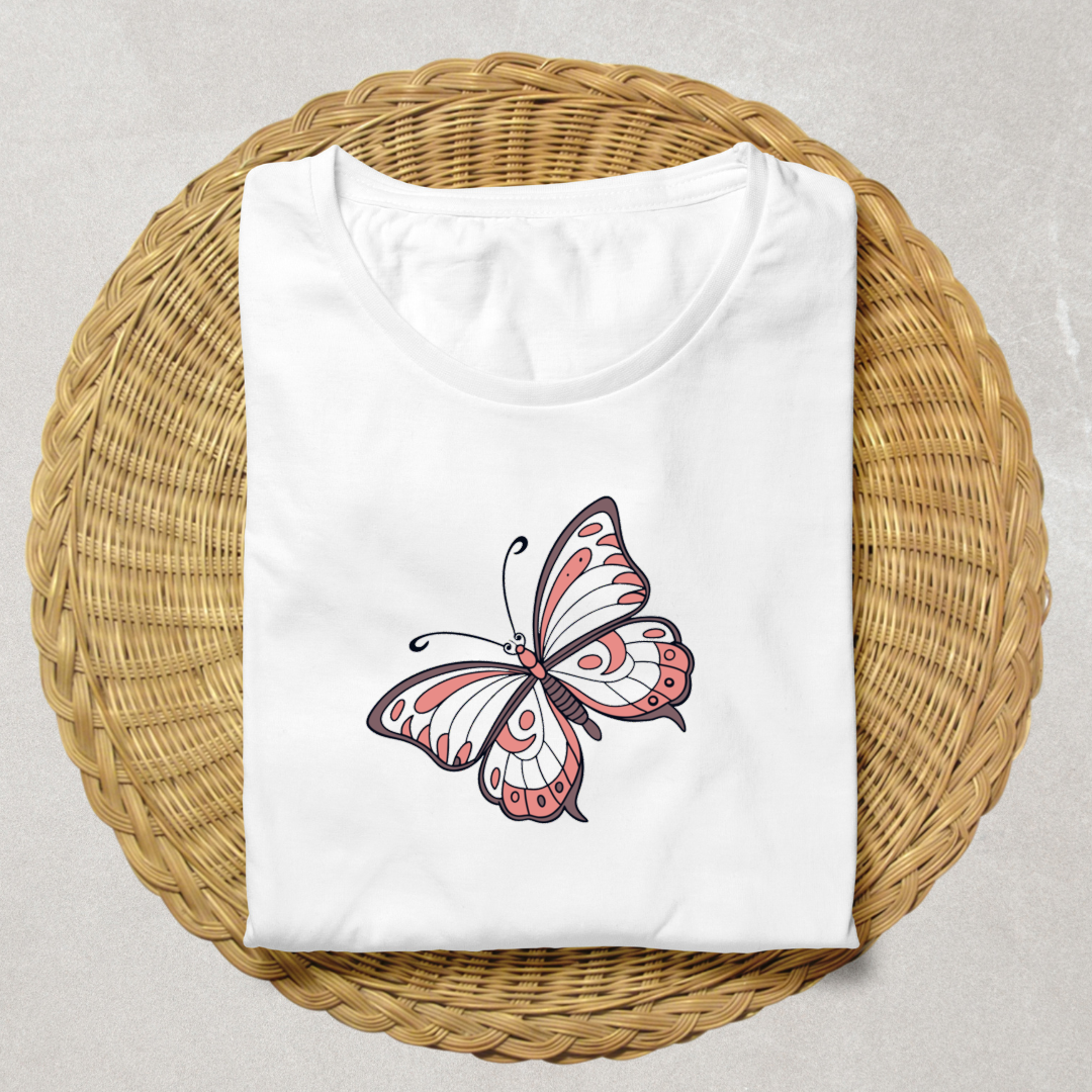 T-shirt artistique affichant un papillon éthéré en vol, style nature poétique