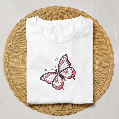 T-shirt artistique affichant un papillon éthéré en vol, style nature poétique