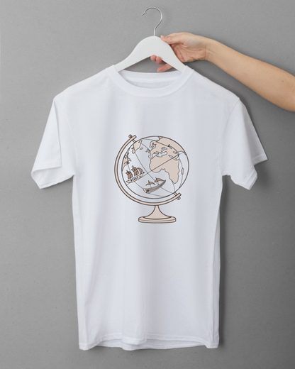 T-shirt orné d'un globe vectoriel, illustration voyage, style moderne et épuré