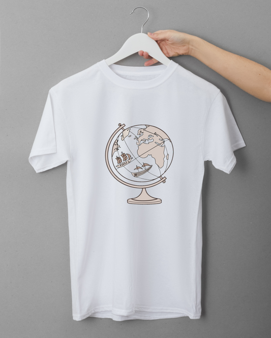 T-shirt orné d'un globe vectoriel, illustration voyage, style moderne et épuré