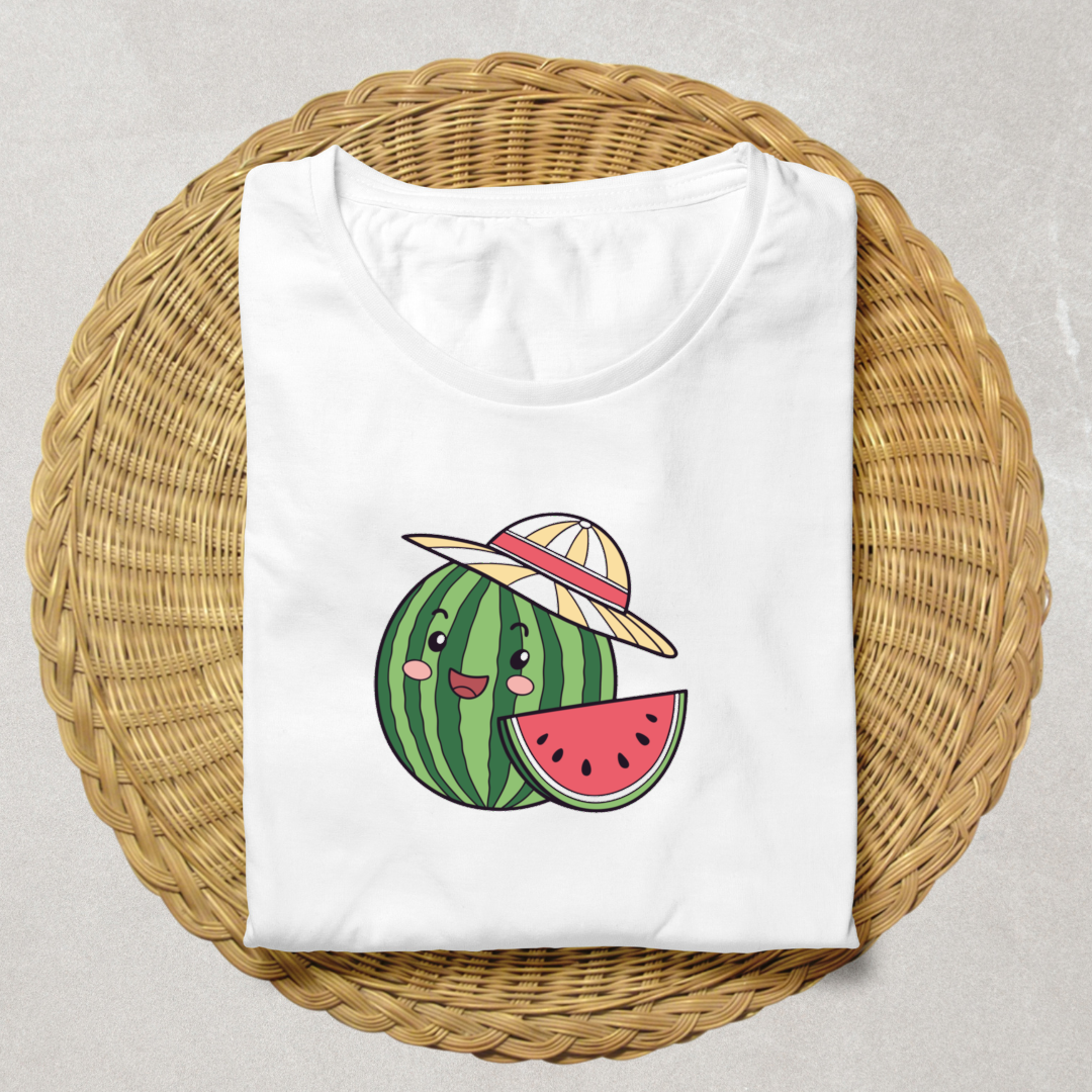 T-shirt été avec pastèque souriante et chapeau kawaii dans un style ludique coloré