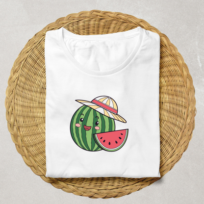 T-shirt été avec pastèque souriante et chapeau kawaii dans un style ludique coloré