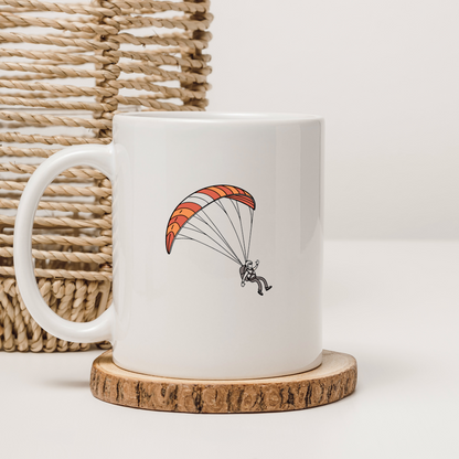 Mug blanc présentant un design dynamique de parapentiste en plein vol