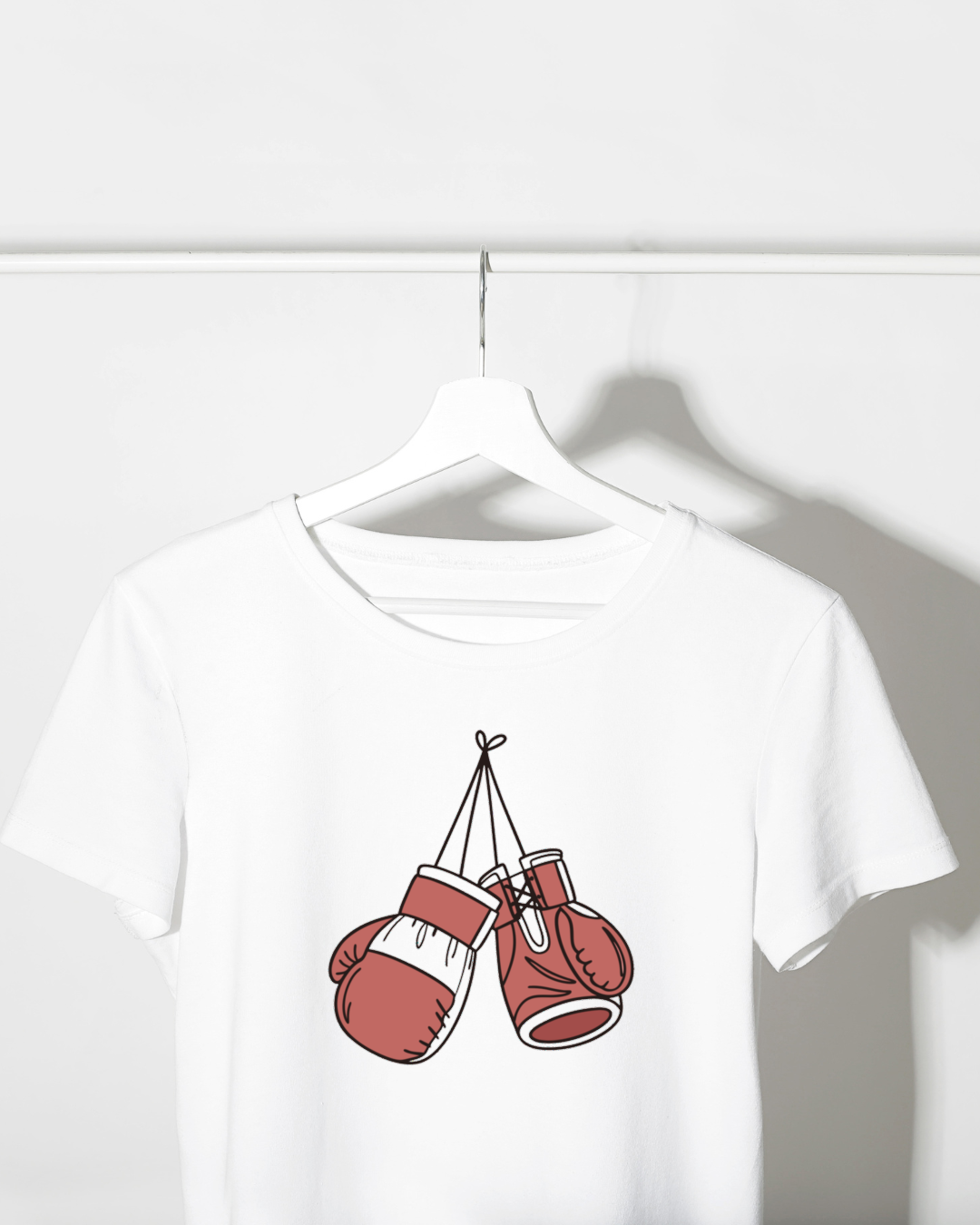 T-shirt avec gants de boxe suspendus en doodle pour amateurs de sport