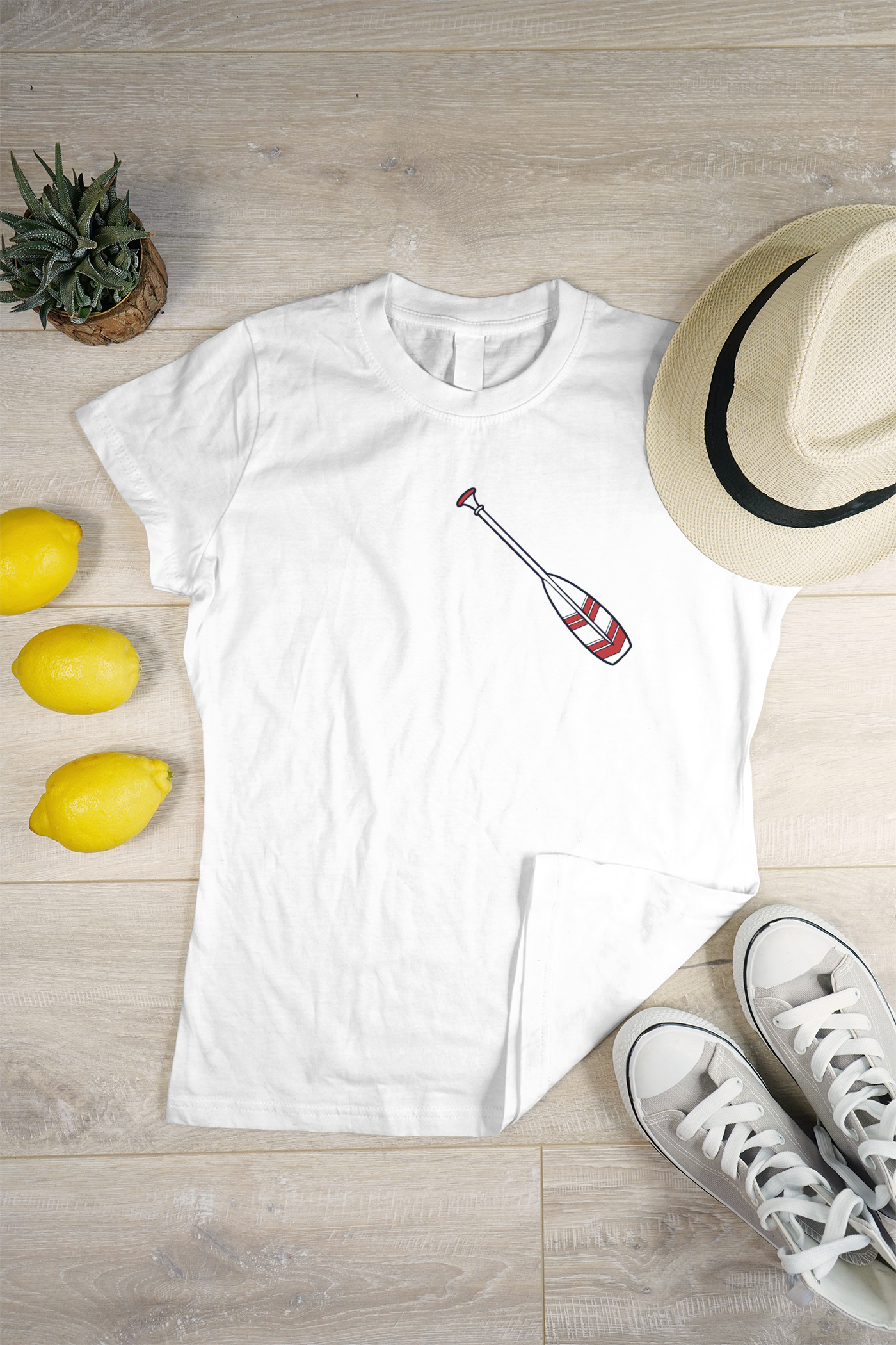 T-shirt au style marin avec une pagaie numérique dynamique en bleu et blanc
