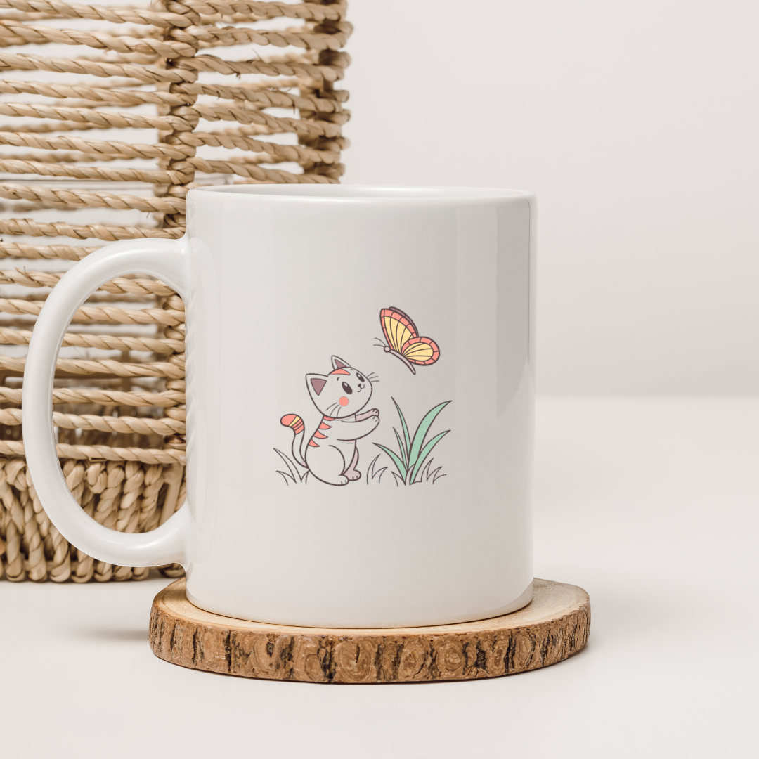 Mug avec un chat émerveillé et un papillon style cartoon nature douce