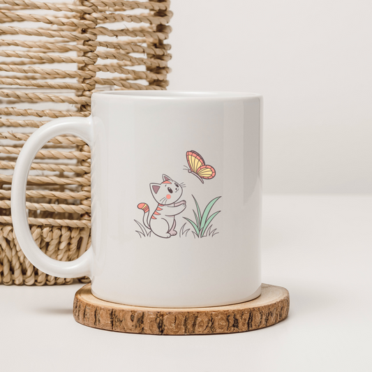 Mug avec un chat émerveillé et un papillon style cartoon nature douce