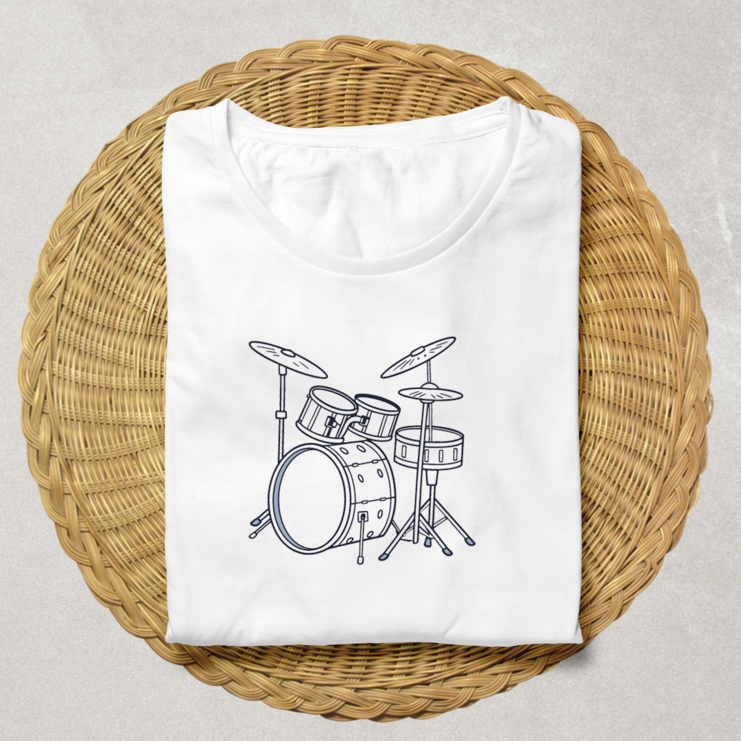 Sur un t-shirt, motif vectoriel minimaliste de batterie énergique avec thème musical