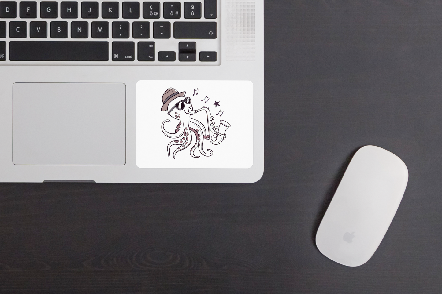 Sticker avec poulpe Kawaii jazzy jouant du saxo dans une ambiance marine