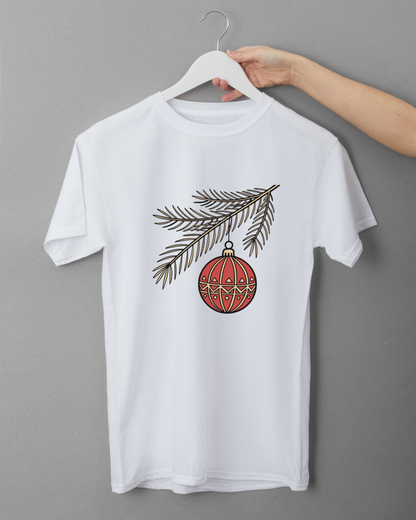 T-shirt avec élégante boule de Noël suspendue en design festif
