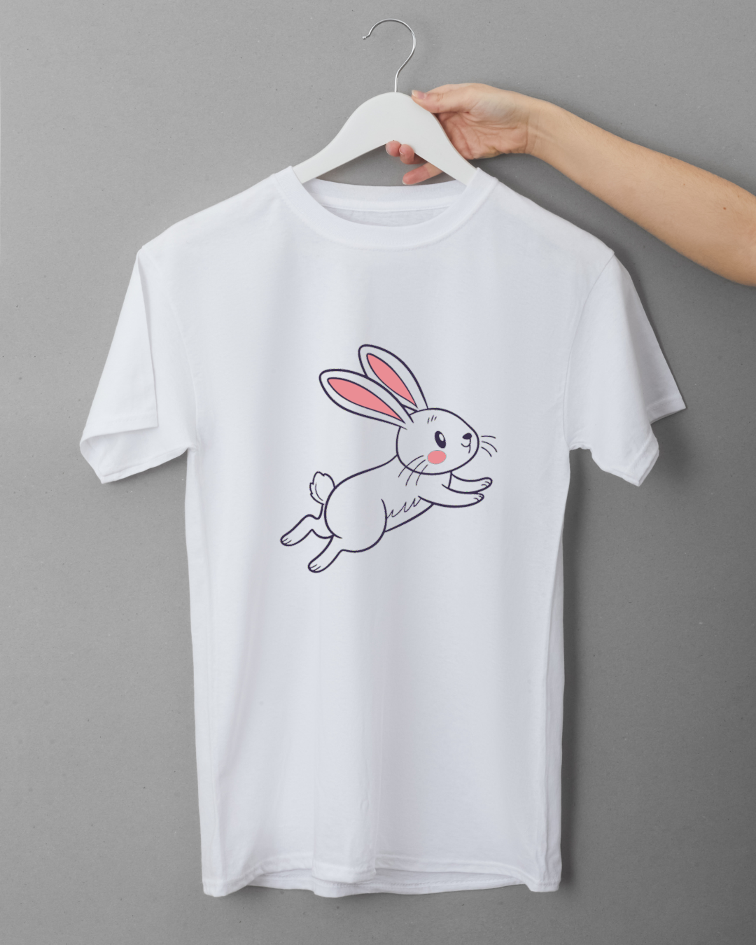 T-shirt avec un lapin bondissant en doodle pour un look naturel et enjoué