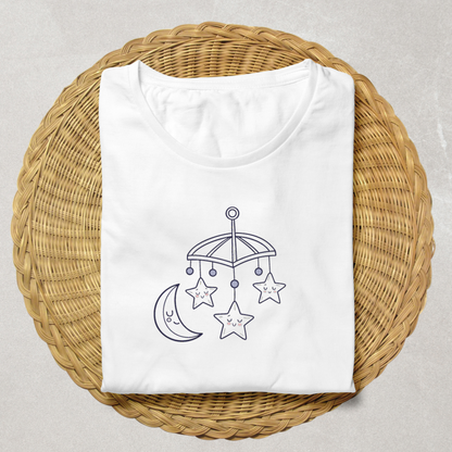 T-shirt illustré avec mobile kawaii, parfait pour enfants