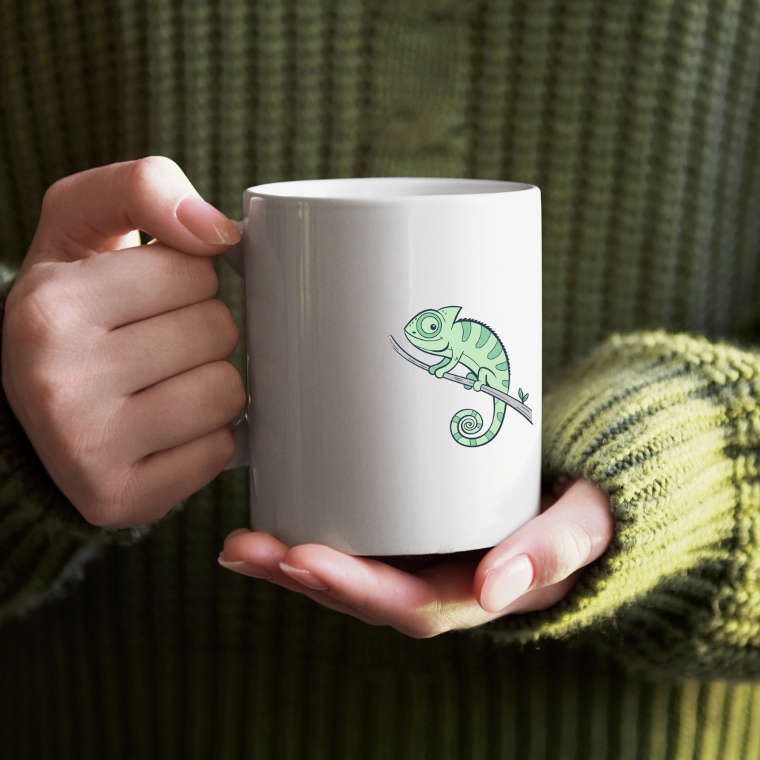 Mug illustré d'un caméléon pastel niché sur une branche dans une jungle exotique