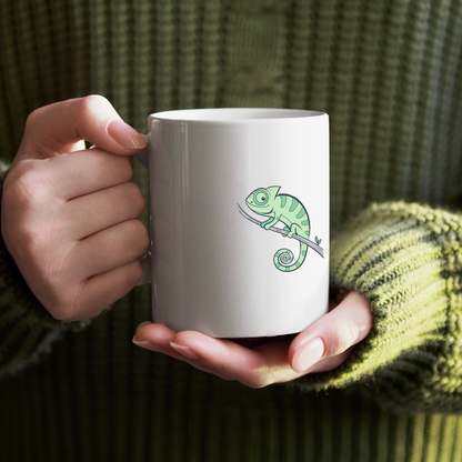 Mug illustré d'un caméléon pastel niché sur une branche dans une jungle exotique