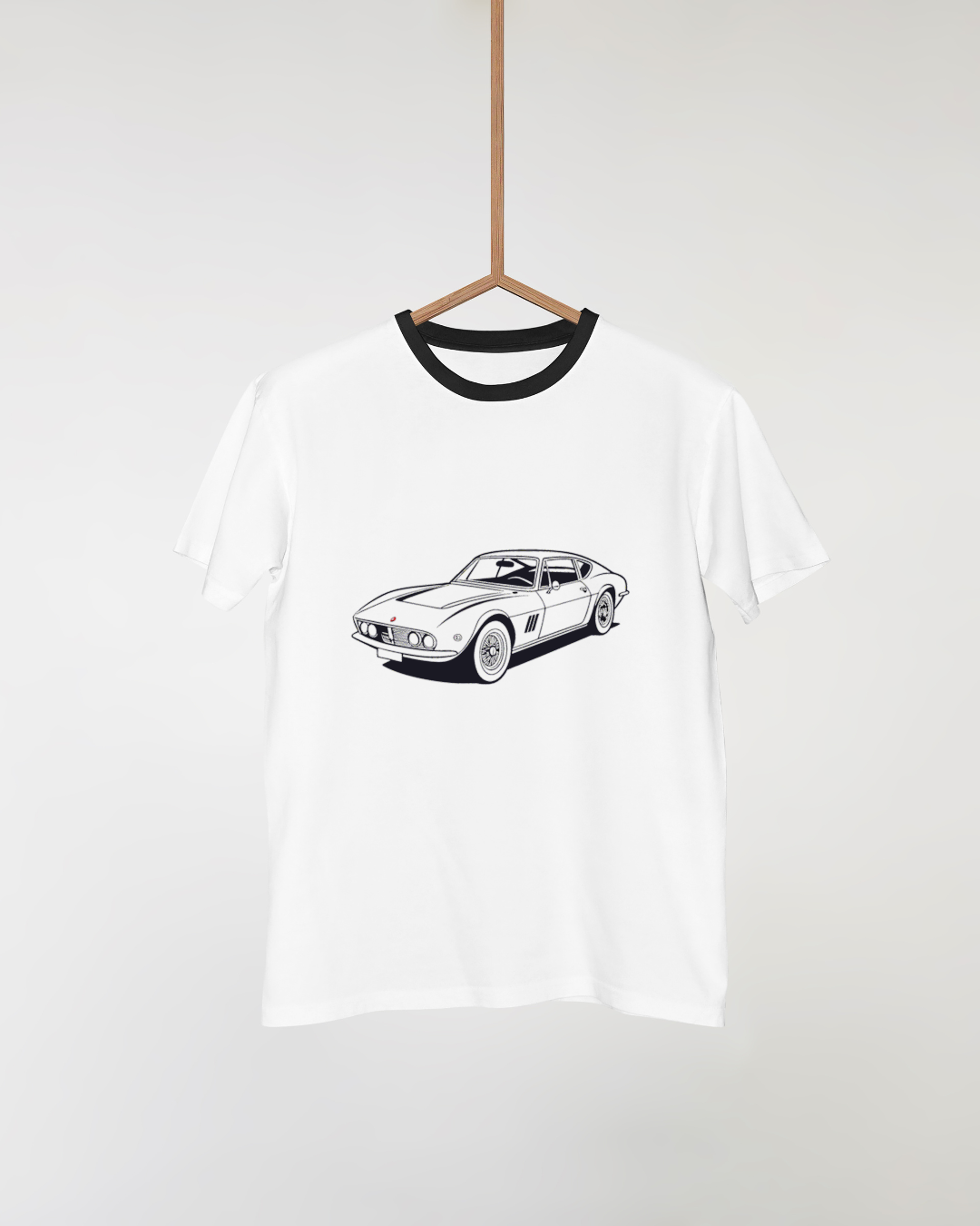 T-shirt imprimé avec la Maserati Ghibli 1967, style rétro et chic.